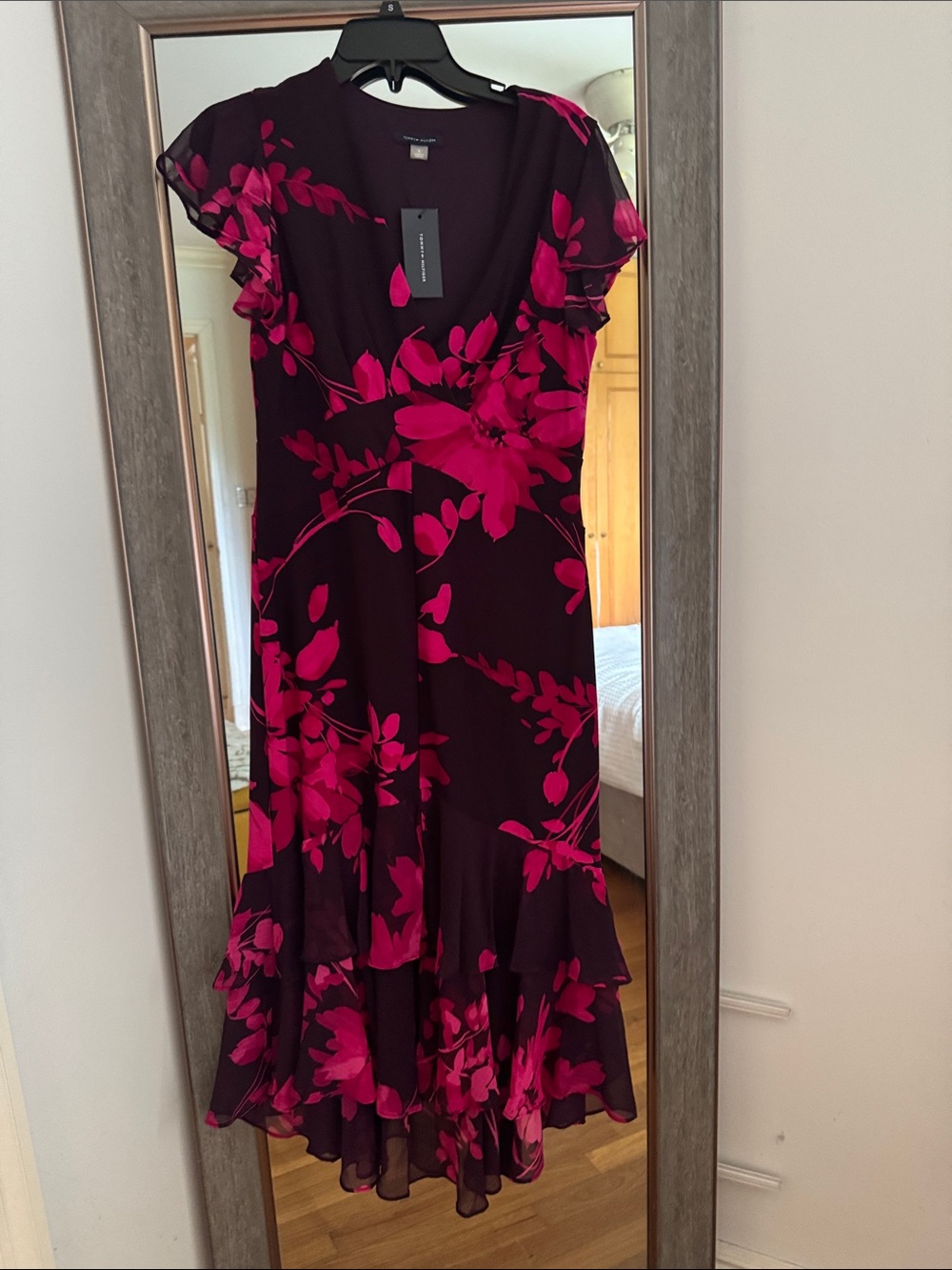 Tommy Hilfiger Women’s Floral Ruffle Midi Dress in Magenta on Black hi and low 🍀
